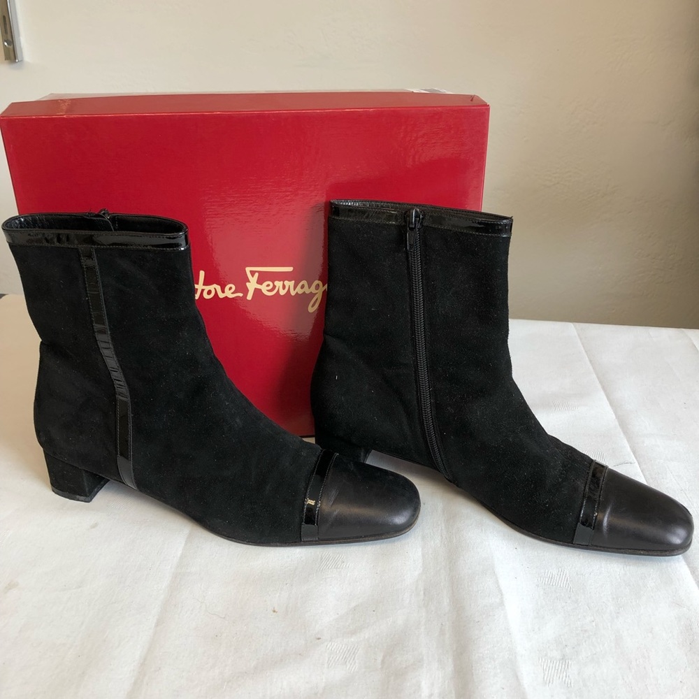Salvatore Ferragamo Booties 9.5AA SUEDE VGUC BLACK